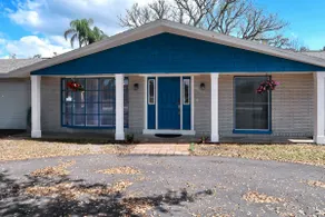 Cozy 3/2 residential with free parking on premises - Image 5