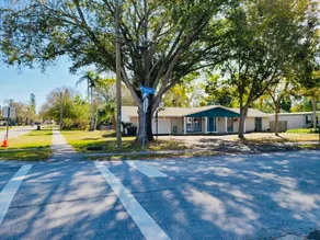 Cozy 3/2 residential with free parking on premises - Image 4