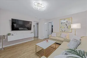 Modern Apartment, Close to Main St. - Image 2
