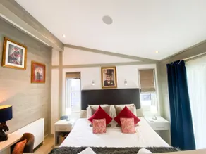 Peaceful 3 Bedroom Lodge With Hot Tub & Field View - Image 4