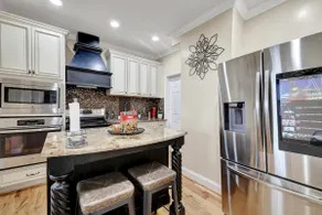 Unique 4 Bedroom - Image 2