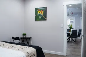 Brand New Adorable -1 Bdr suite- private entrance-10 min airport/Self checking - Image 5