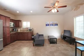 Fresno Studio | King Bed | Wifi I Washer & Dryer - Image 3