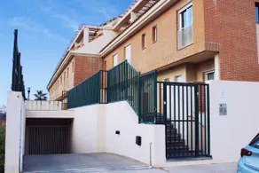 Beautiful townhouse with pool - Image 3
