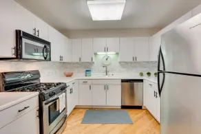Upscale 4-Bedroom Townhouse w/Garage - LOCATION - Image 4
