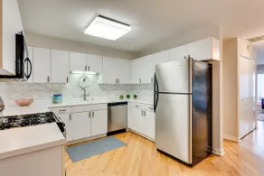 Upscale 4-Bedroom Townhouse w/Garage - LOCATION - Image 5