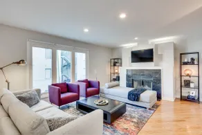 Upscale 4-Bedroom Townhouse w/Garage - LOCATION - Image 2