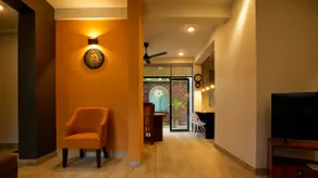 Cozy/modern house with a lush green yard & rooftop - Image 2