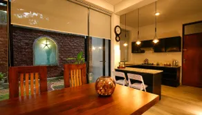 Cozy/modern house with a lush green yard & rooftop - Image 3