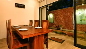Cozy/modern house with a lush green yard & rooftop - Image 5