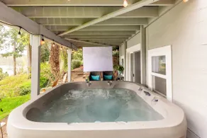 Charming Lake House w/Spa & Mt. Rainier View - Image 4