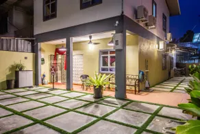 Explore 4BR Gardenhouse Retreats (Free Parking) - Image 2