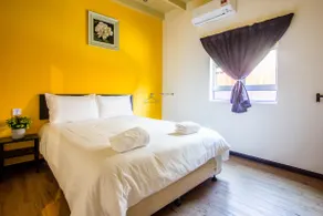 Explore 4BR Gardenhouse Retreats (Free Parking) - Image 4