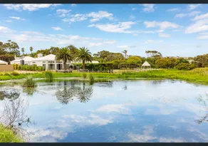 Luxurious Portsea Lakehouse - Image 2