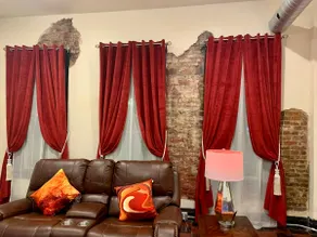 Hanna’s 1,400 SQ FT Downtown Royal Retreat Loft - Image 4