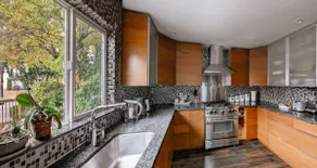 Modern lakeview studio pet friendly & EV charging - Image 5