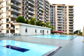 Great Location Living, Modern 2-Bed Apartment with Pool & Gym, Full Amenities, Long Stays Welcome - Image 5