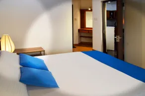 Great Location Living, Modern 2-Bed Apartment with Pool & Gym, Full Amenities, Long Stays Welcome - Image 4