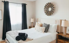 4-Bed Home 15 min to DT with amazing cliff views! - Image 3