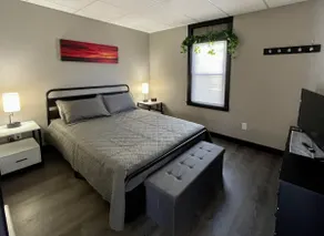 Contemporary Queen  - Image 4