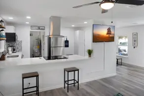 NEW Designer 4/2 Walking Distance to Baylor Scott - Image 3