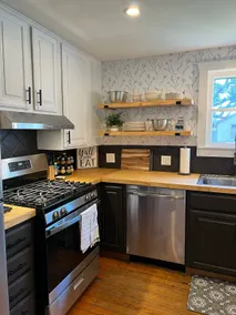 1930s Home, King bed, sleeps 8, Gameroom, walk to Main St - Image 4