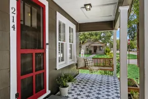 1930s Home, King bed, sleeps 8, Gameroom, walk to Main St - Image 2
