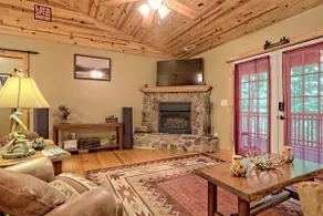 Adorable cabin near restaurants, Helen & Clayton - Image 2