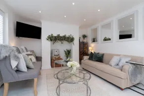Central 1 Bedroom Apartment - with Patio - Image 4