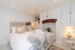 Central 1 Bedroom Apartment - with Patio - Image 3