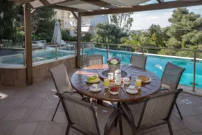 Exceptional Villa in Voula near the sea - Image 3