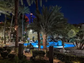One bedroom with hot tub & 2 pools close to strip - Image 2