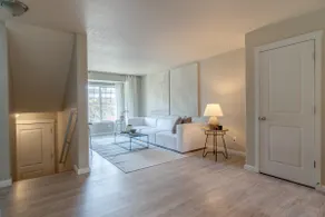 Stylish Entire Townhouse w/ green space all around - Image 3