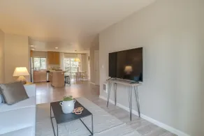 Stylish Entire Townhouse w/ green space all around - Image 5