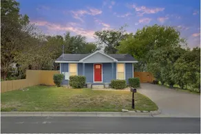 Group-Ready 4BR Cottage Steps to Downtown Brenham - Image 5