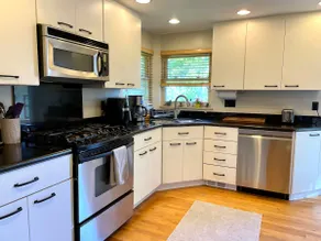 Sunny 3 bed home w/ backyard in quite neighborhood - Image 5