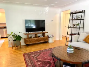 Sunny 3 bed home w/ backyard in quite neighborhood - Image 4