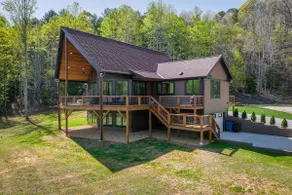 Stylish Retreat with Views, Gym & Prime Location! - Image 3