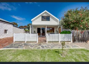 Quaint, modern cottage 'Little Highland', sleeps 4 - Image 2