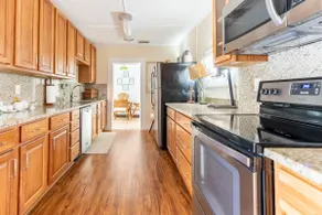 Historic Full House 2min walk to Historic Downtown with 75\" 8K TV & Gas Grill - Image 5
