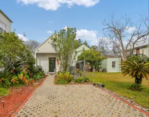 Historic Full House 2min walk to Historic Downtown with 75\" 8K TV & Gas Grill - Image 3