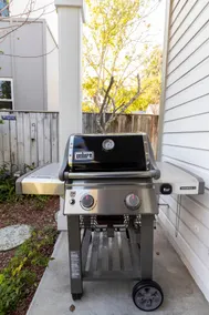 Historic Full House 2min walk to Historic Downtown with 75\" 8K TV & Gas Grill - Image 4