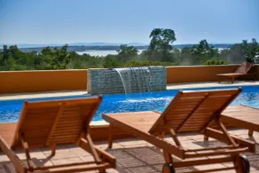 Sea view apartment with large pool & ocean breeze - Image 3