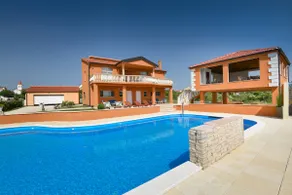 Sea view apartment with large pool & ocean breeze - Image 2