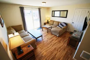 4-bedroom home near Airport & Bend - Image 2