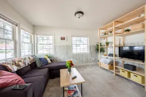 Peaceful 2bed-2Bath bungalow, Bright, well located - Image 2