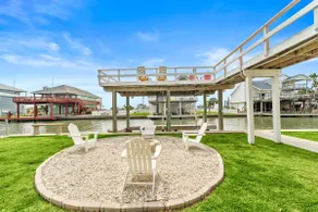 Canal Front Home with Pool & Direct Fishing Access - Image 4