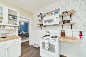 Central & Peaceful 3-bed home with a fireplace - Image 5