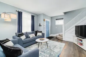 Central & Peaceful 3-bed home with a fireplace - Image 4