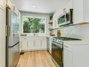 5 Blocks from UT Stadium with Deck & Lush Backyard - Image 3